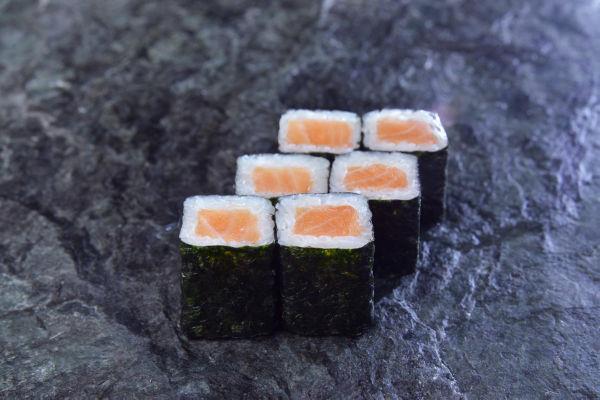 Ролл с лососем 